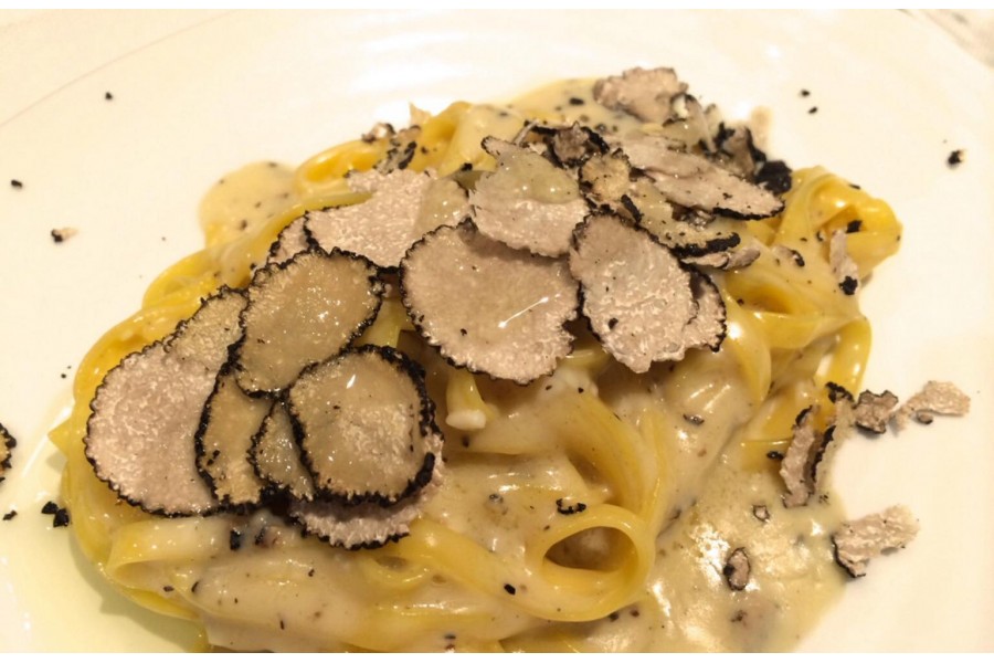 Spaghetti mit Kartoffelpüree mit Trüffelöl und Knoblauch